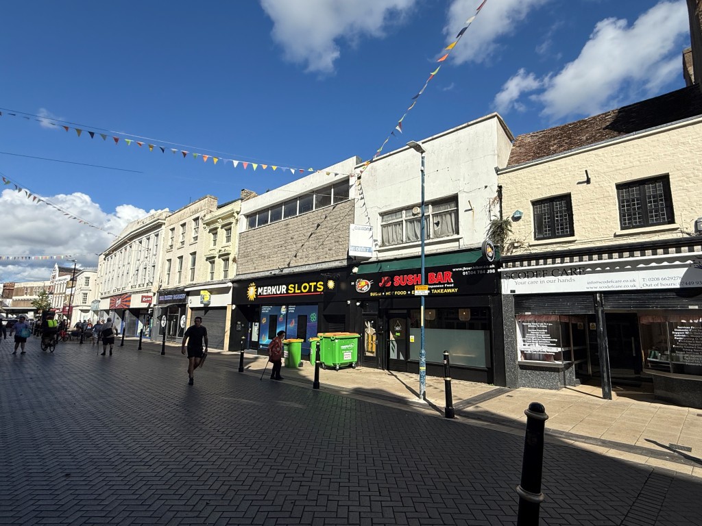 Lot: 45 - TOWN CENTRE COMMERCIAL INVESTMENT WITH VACANT UPPER PARTS - View of high street
